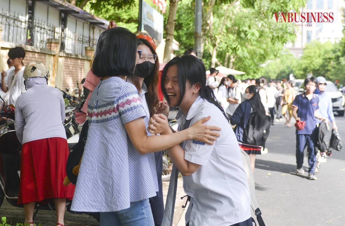 Cùng chung nhận định về đề thi năm nay khó hơn so với những năm trước, em Phạm Tú Anh &lpar;bên phải&rpar; - học sinh lớp 12, Trường THPT Yên Hoà &lpar;Cầu Giấy&rpar; - có tâm trạng vui vẻ sau khi hoàn thành bài thi môn Toán. “Em đã đỗ xét tuyển Đại học sớm nên em khá thoải mái”. Theo Tú Anh, đề thi năm nay tuy khó, nhưng việc đạt điểm 8-8,5 sẽ là điểm số nhiều học sinh có thể đạt được.