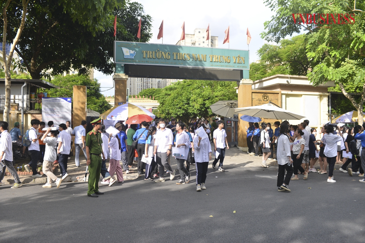 Năm nay, Hà Nội đã huy động gần 20.000 cán bộ, giáo viên, nhân viên làm nhiệm vụ coi thi. Ngoài ra còn có gần 600 thanh tra cắm chốt tại điểm thi.