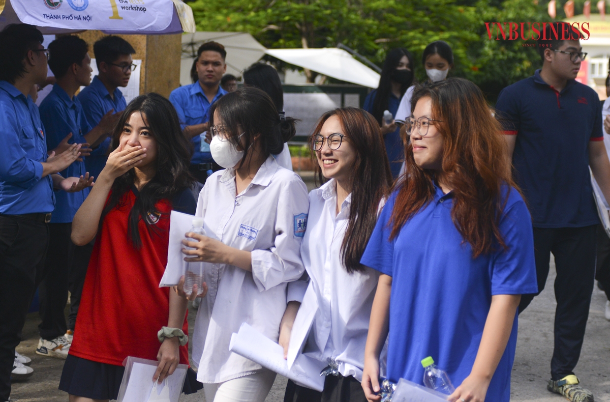 Kỳ thi tốt nghiệp THPT năm nay có hơn một triệu thí sinh đăng ký, tăng hơn 45.000 so với năm 2023. Trong đó, thí sinh tự do có 46.978, chiếm 4,38%. Toàn quốc bố trí 2.323 điểm thi, tăng 51 điểm so với năm ngoái. Phạm Hoà