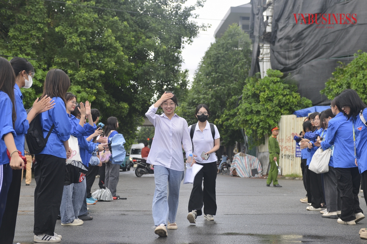 Khoảng 06h00, những thí sinh đầu tiên có mặt tại địa điểm trường để dự thi, 6h30 các thí sinh xuất hiện đông hơn. Đây cũng là thời điểm tiếng trống báo hiệu các thí sinh bắt đầu vào phòng thi để chuẩn bị môn thi đầu tiên.