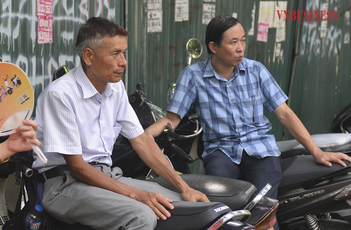 Nếu như trong phòng thi, các thí sinh căng thẳng làm bài thì ở bên ngoài, nhiều bậc phụ huynh cũng hồi hộp và áp lực không kém.