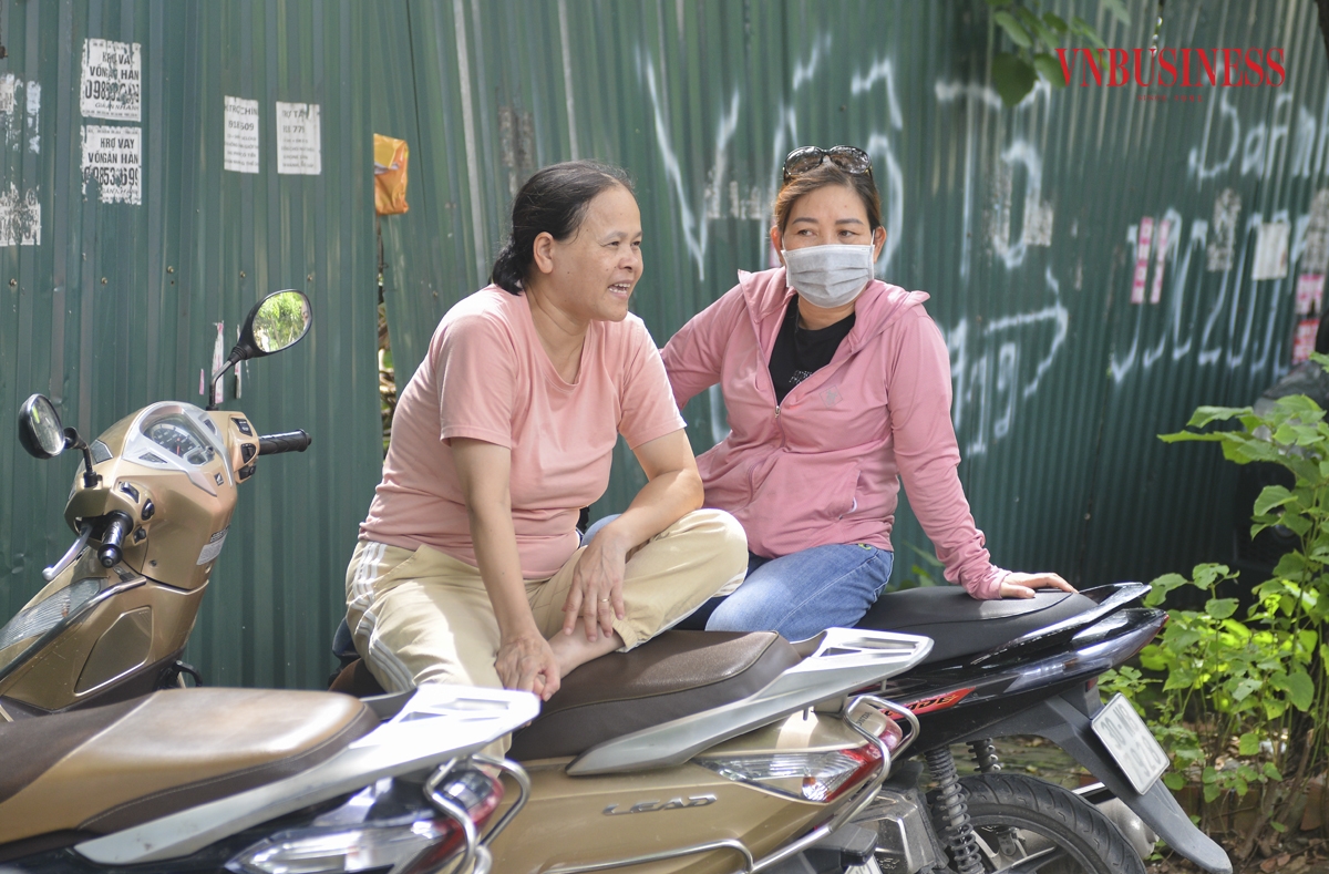 Bà Hoàng Bích Lan &lpar;bên trái&rpar; cho biết, đã dậy từ 4h để chuẩn bị cho con đi thi, phần vì lo lắng, phần dậy sớm để chuẩn bị đồ ăn sáng, đồ dùng cho con. Con vào phòng thi rồi nhưng vẫn muốn chờ ở ngoài để đón con, chờ xem kết quả thi của con thế nào mới yên tâm, bà Lan chia sẻ.