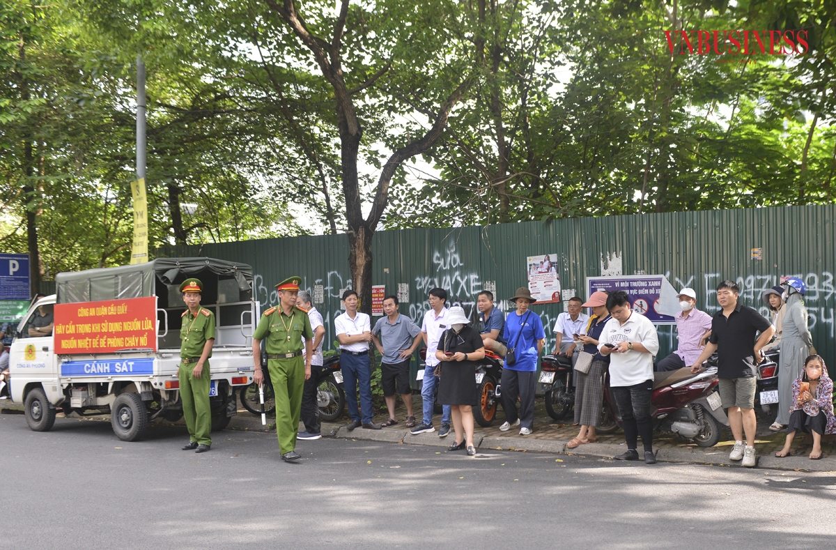 Để kỳ thi tốt nghiệp THPT năm 2023 diễn ra an toàn, công an TP Hà Nội đã phân công nhiệm vụ cụ thể cho Công an các đơn vị, địa phương phối hợp với các điểm thi đảm bảo an toàn, an ninh trật tự; kịp thời phát hiện và xử lý các trường hợp vi phạm liên quan đến kỳ thi.