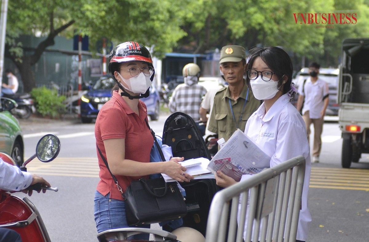 Rời khỏi phòng thi với tâm trạng đôi chút lo lắng, em Lê Kim Phượng &lpar;bên phải&rpar; - học sinh lớp 12, Trường THPT Yên Hoà cho biết, đề thi môn toán năm nay khó. “Từ câu 40 trở về sau bắt đầu có sự phân hoá cao, tuy nhiên em kỳ vọng mình sẽ đạt 8,5 điểm”.