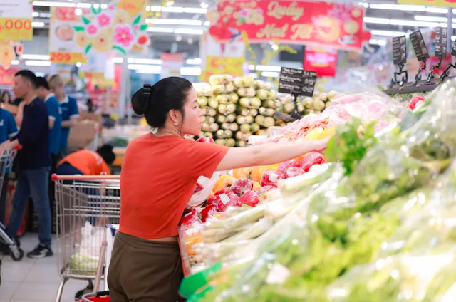 Từ ngày hôm nay 1/7 thuế VAT tiếp tục giảm đến hết năm 2024, giúp kích cầu tiêu dùng từ đó giúp sản xuất kinh doanh phát triển.