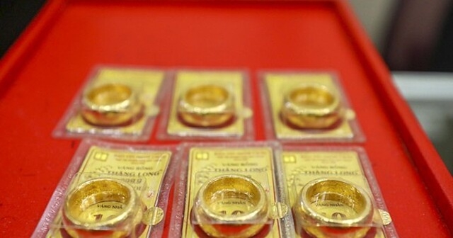 Vàng nhẫn giao dịch quanh 73,95 triệu đồng/lượng mua vào và bán ra với giá 75,6 triệu đồng/lượng.