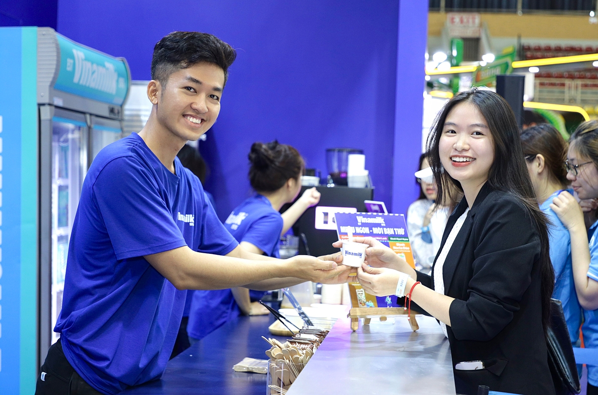 Pha chế thức uống sáng tạo là một hướng đi mới của Vinamilk để tăng cường tiếp cận nhóm người tiêu dùng tương lai &lpar;GenZ, Gen Alpha&rpar;.