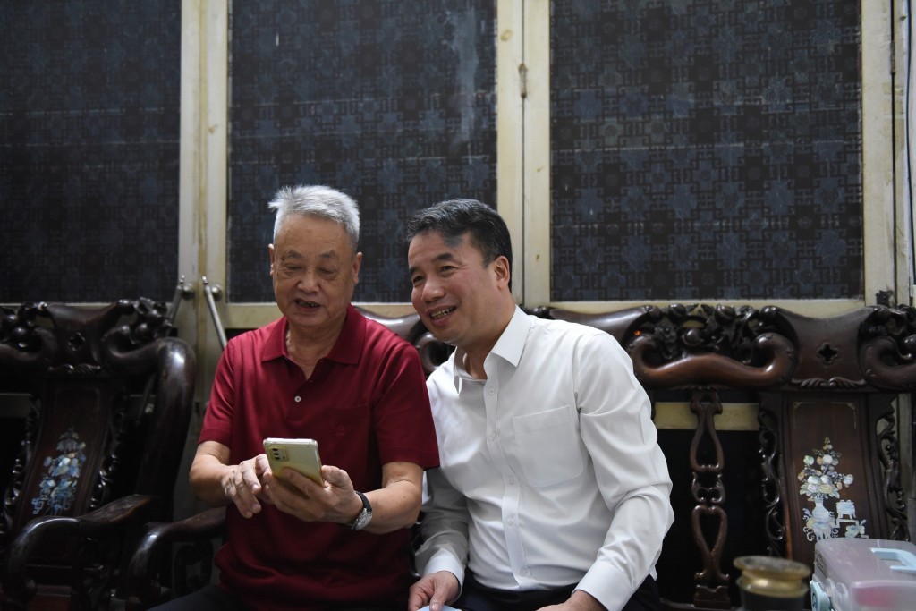 Ông Nguyễn Hữu &lpar;quận Hà Đông, thành phố Hà Nội&rpar; phấn khởi nhận lương hưu mới qua tài khoản cá nhân.