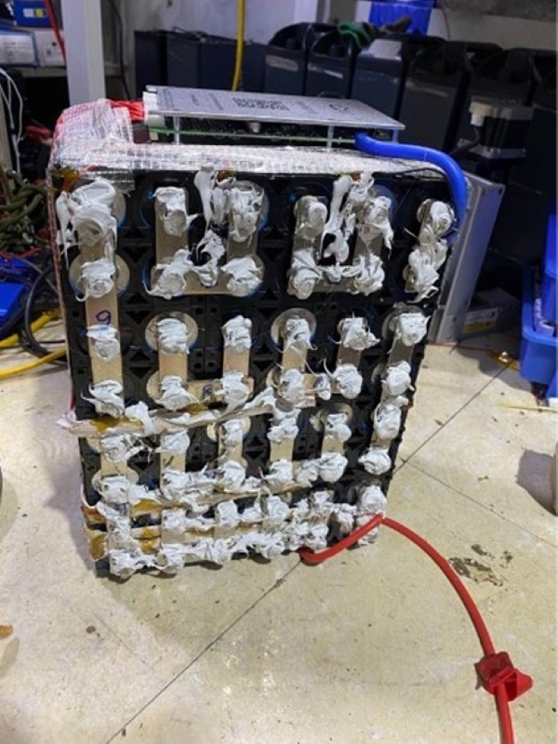 Những khối pin độ, chế thường được xử lý thủ công, không qua quy trình sản xuất, kiểm thử tiêu chuẩn nào.