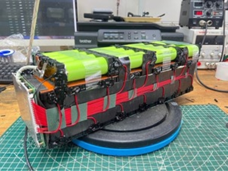 Pin độ, chế không chính hãng trên thị trường được quảng cáo tràn lan.