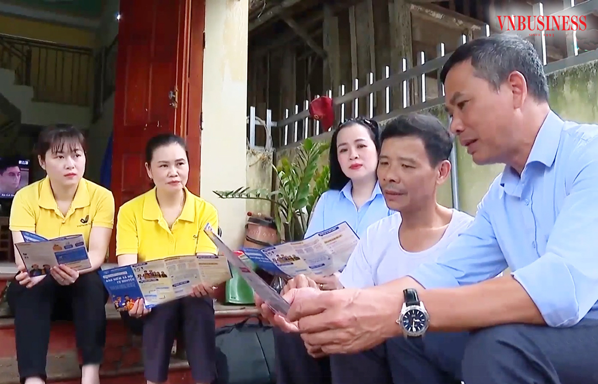 Công tác tuyên truyền BHXH ở Mù Cang Chải đang được đẩy mạnh &lpar;Ảnh: YTV&rpar;
