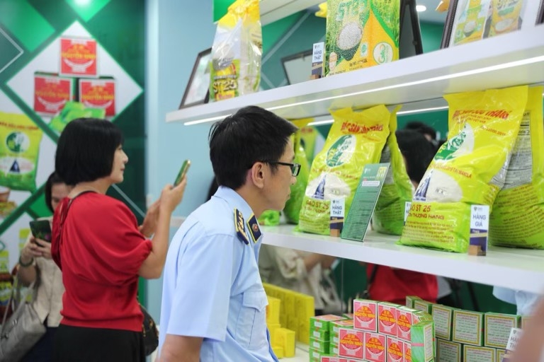 Gạo giả mạo nhãn hiệu Gạo Ông Cua, bao bì khá giống nhau. Sản phẩm giả có cả tem chống hàng giả.