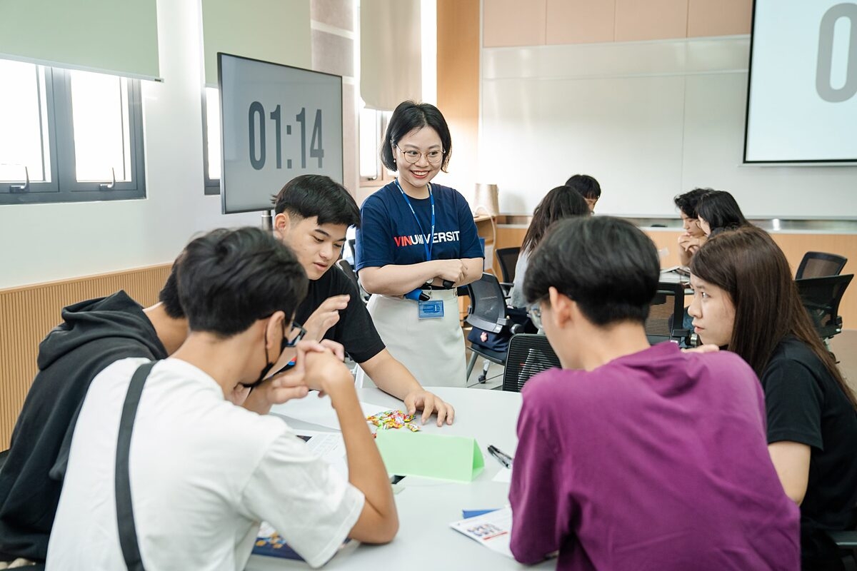 VinUni nói chung và ở các lớp học của chị Mai Lan nói riêng, điều cốt lõi là phải hướng dẫn sinh viên cách tư duy để các em có thể tự tìm hiểu, tự học, từ đó có thể tự chủ và linh hoạt thích ứng với mọi sự thay đổi trong tương lai.