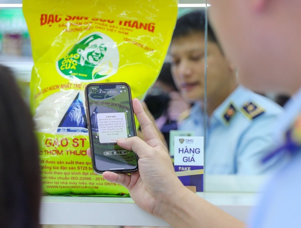 Sử dụng ứng dụng kiểm tra hàng thật giả iCheck để nhận dạng hàng thật, hàng giả với người tiêu dùng, nhưng chưa hiệu quả.