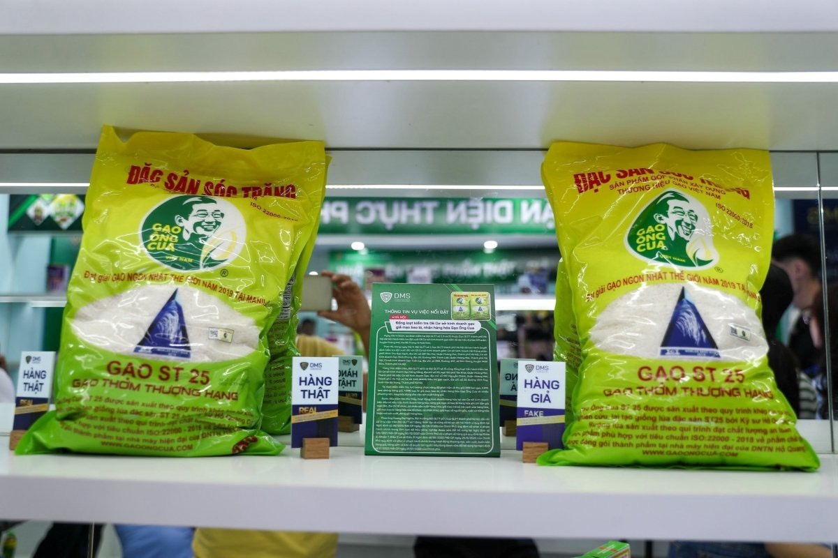 Sản phẩm Gạo Ông Cua giả được làm một cách tinh xảo, từ bao bì, nhãn mác,… y như thật.