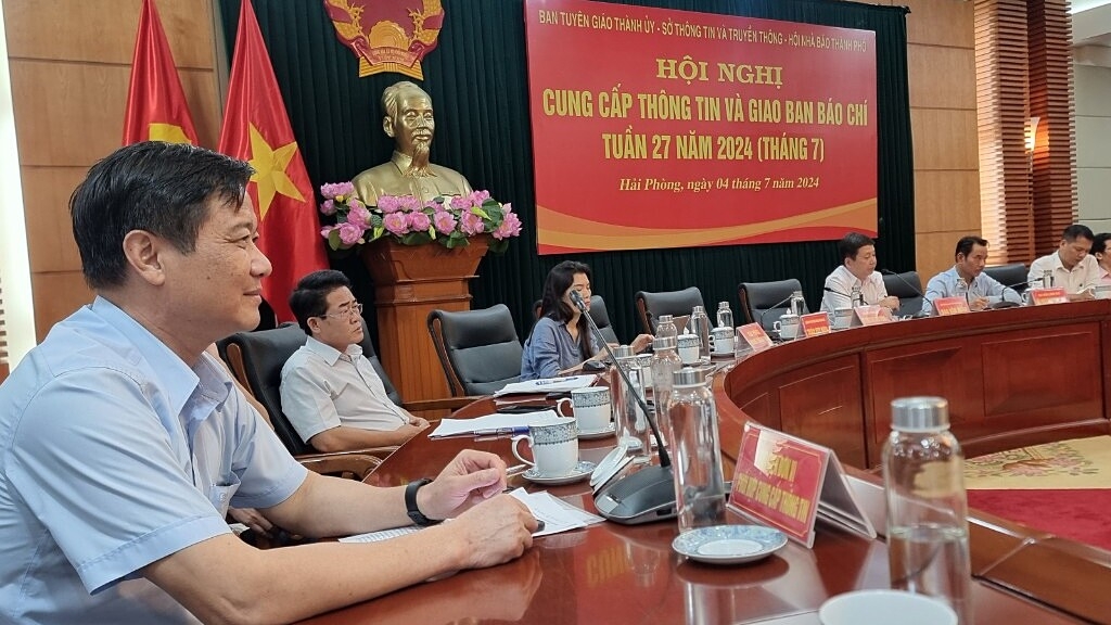 Ông Nguyễn Văn Toản &lpar;bên trái ảnh&rpar;-Chi cục trưởng Chi cục VS ATTP Hải Phòng cung cấp thông tin về kết quả kiểm nghiệm mẫu thực phẩm bếp ăn đóng tàu sông Cấm.