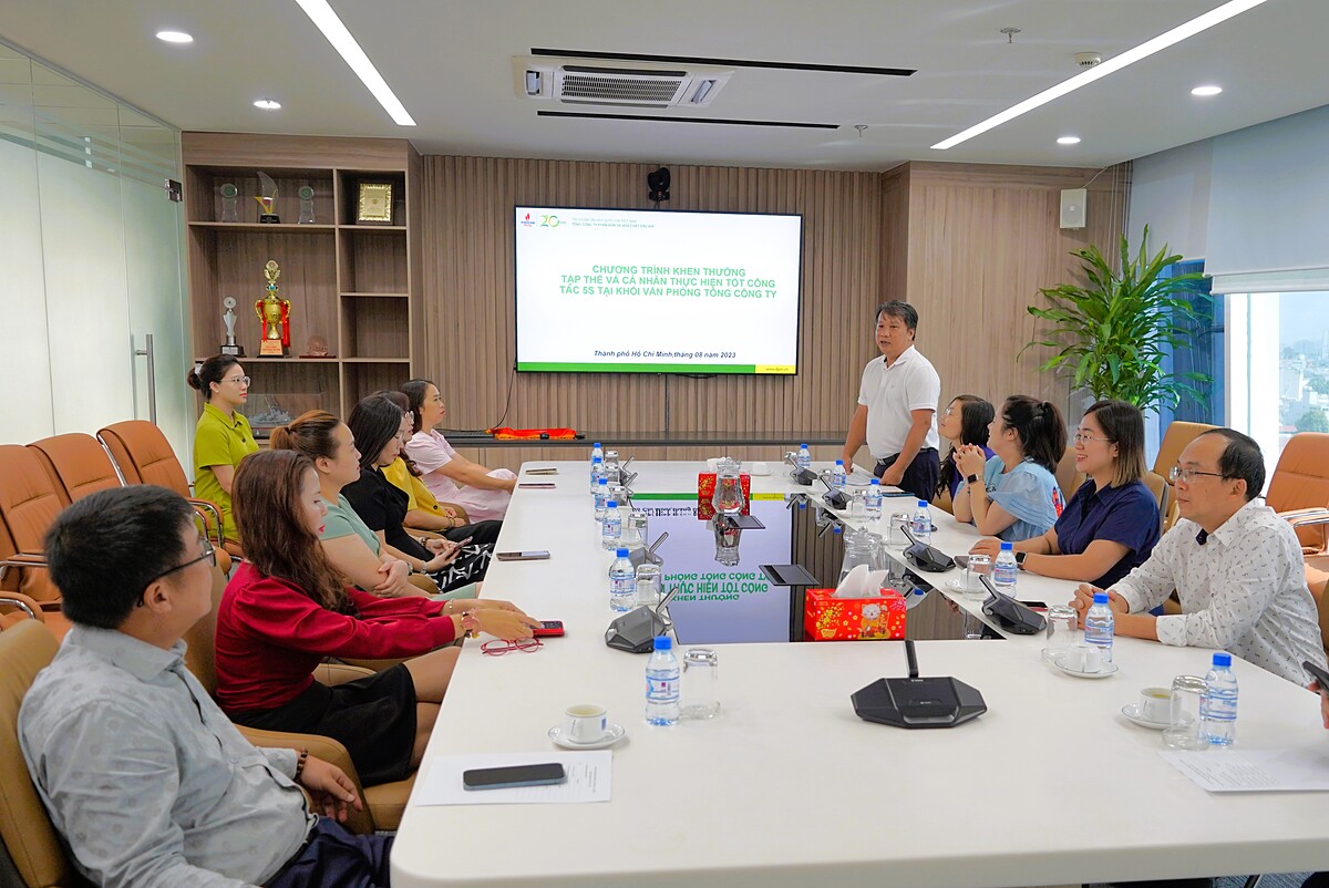 Công tác khen thưởng các tập thể thực hiện tốt 5S.