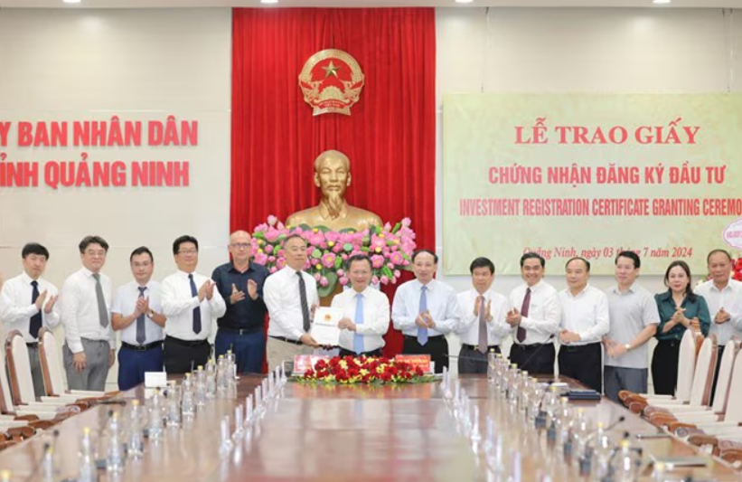 Ông Cao Tường Huy, Chủ tịch UBND tỉnh trao Giấy chứng nhận đăng ký đầu tư cho Tập đoàn Foxconn.