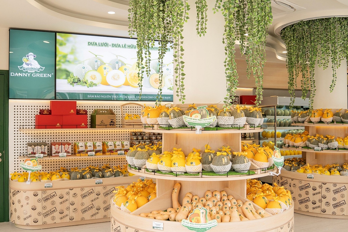 Các sản phẩm nông sản hữu cơ bên trong không gian của DannyGreen Biomart 325 Lý Tự Trọng, Q,1