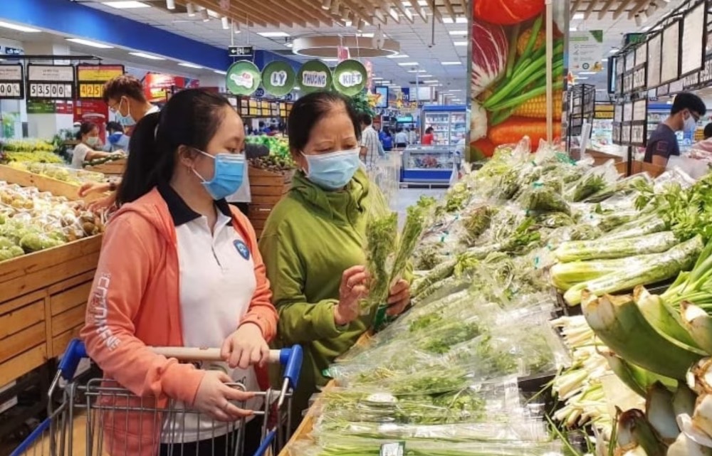 Nhiều người lo lắng giá hàng hóa sẽ tăng theo lương cơ sở trong thời gian tới.