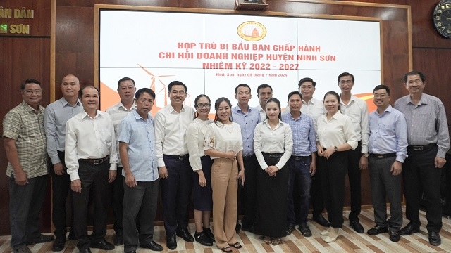 Ông Kiều Tấn Thịnh chủ tịch UBND huyện Ninh Sơn đứng giữ &lpar;là người thứ 9 từ trái và phải tính vào&rpar;, cùng Ban trù bị và tổ thư ký Chi hội Doanh nghiệp huyện Ninh Sơn.