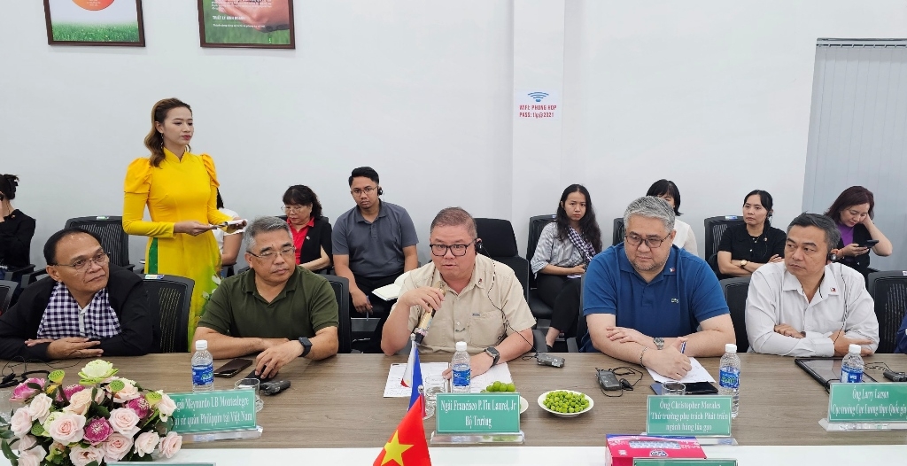 Bộ trưởng Nông nghiệp Philippines Francisco P. Tiu Laurel, Jr. thăm và làm việc tại nhà máy gạo Hạnh Phúc ngày 7-7