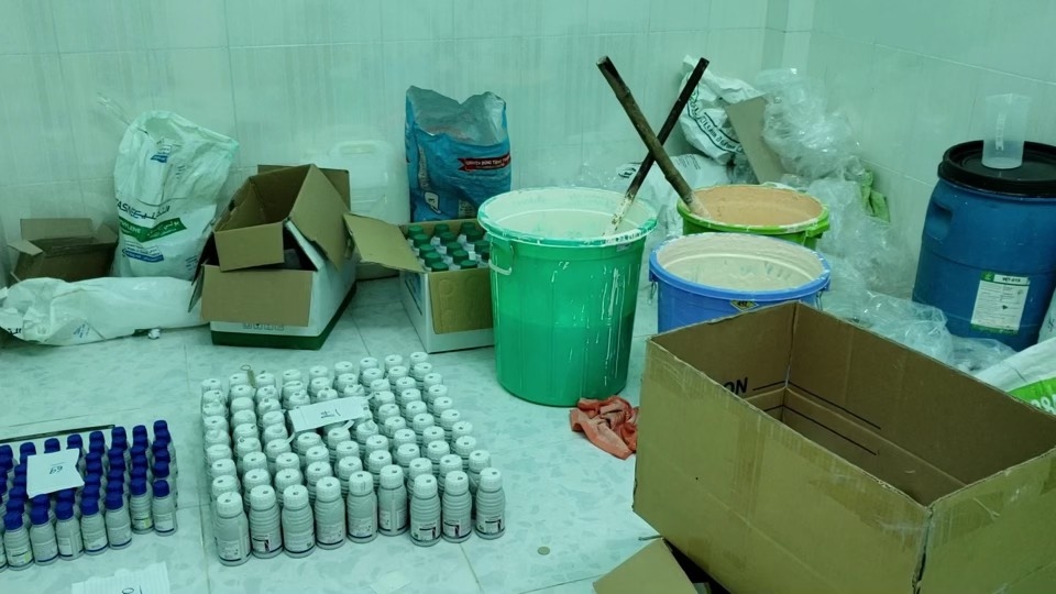 Một số cơ sở sản xuất phân bón, thuốc BVTV bằng những thành phần kém chất lượng, nhưng được đóng gói với đầy đủ tem mác, thậm chí giả các thương hiệu lớn.