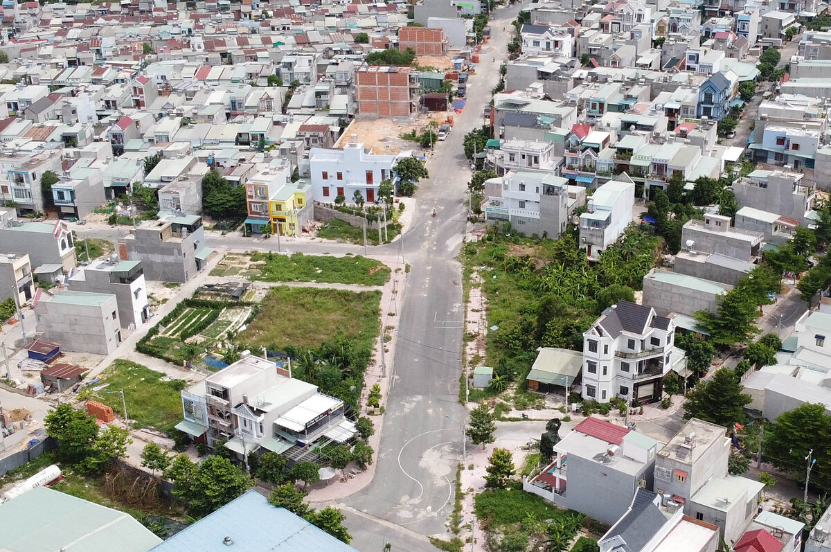 Dự án Khu nhà ở Đất Mới tọa lạc tại phường Tân Bình, TP. Dĩ An, tỉnh Bình Dương do Công ty Đất Mới làm chủ đầu tư. Hiện tại, rất nhiều người dân gặp khó khăn vì mua đất dự án từ nhiều năm nay nhưng vẫn đang chờ cấp giấy chứng nhận quyền sử dụng đất.