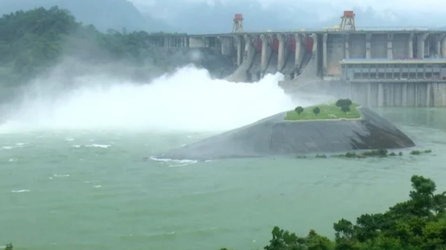 Bộ trưởng Bộ NN&PTNT lệnh Giám đốc Công ty Thủy điện Tuyên Quang đóng 1 cửa xả đáy hồ thủy điện Tuyên Quang.