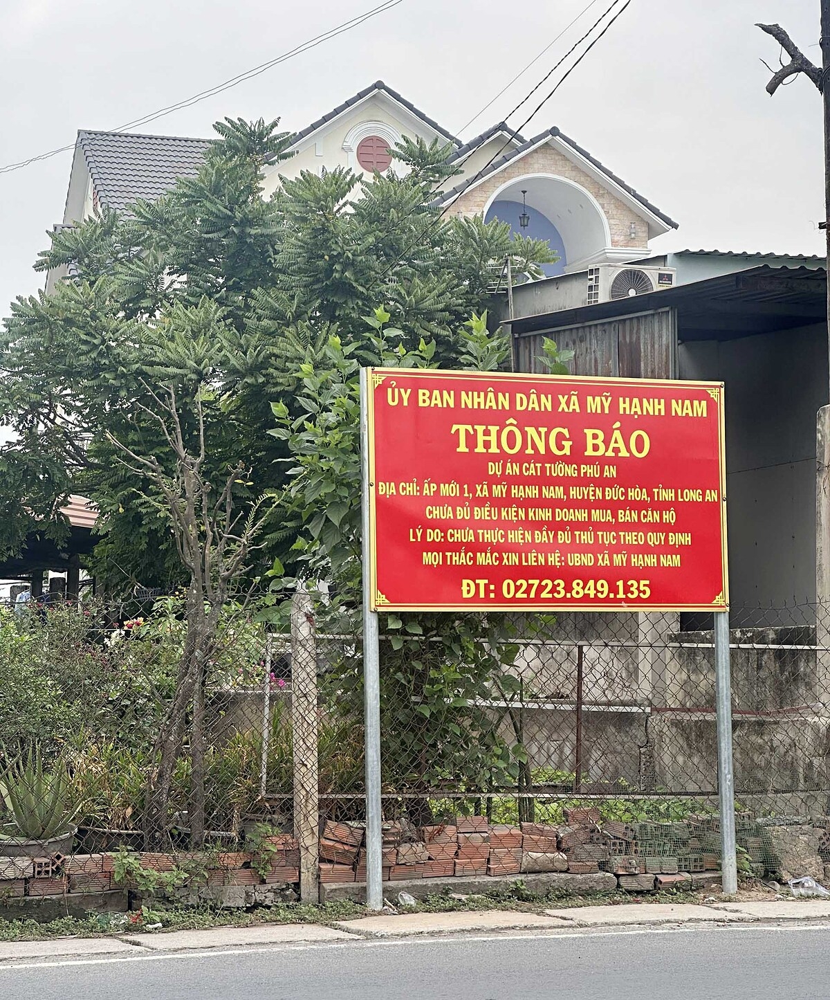 Chính quyền lắp đặt bảng thông báo ngay tại dự án nhằm ngăn chặn tình trạng chủ đầu tư lách luật để huy động vốn trái phép khi dự án chưa đủ điều kiện mở bán.