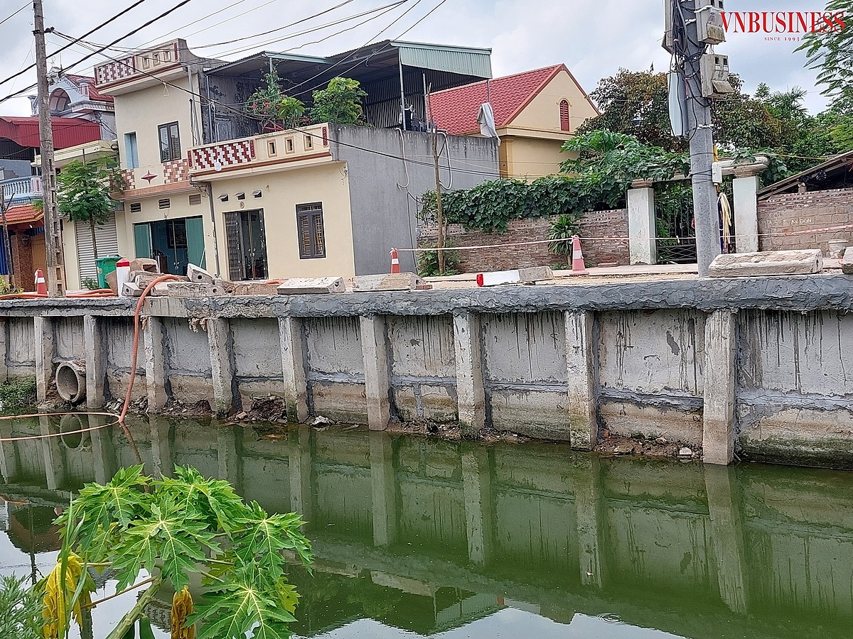 Tuy nhiên hệ thống giằng chạy trên đầu cọc có nhiều vị trí đã đứt gãy nhưng chưa xử lý triệt để mà chỉ trát xi măng vá víu.