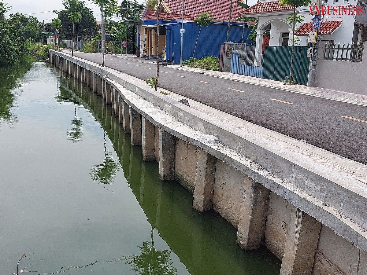 Nhiều cọc đã bị đóng lệch tuyến ra ngoài, cọc không nằm trong giằng.