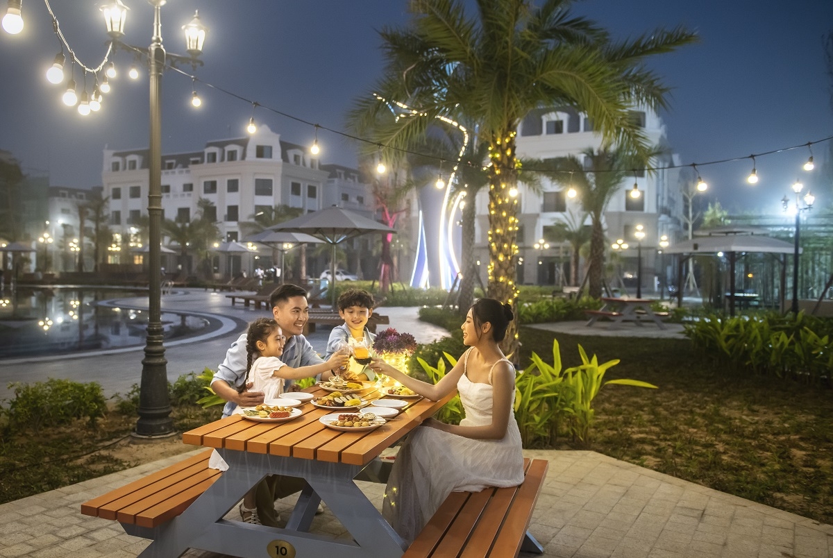 Với việc tiên phong phát triển kinh tế đêm, nơi đây sẽ là tọa độ du lịch không thể bỏ qua của du khách khi đến với TP Móng Cái.