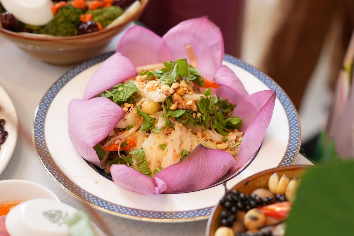 Món ăn làm bằng sen.