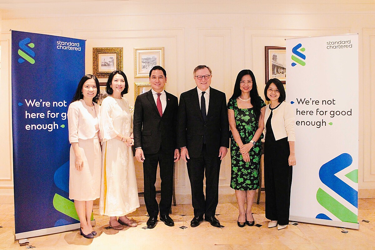 Ông Nguyễn Xuân Minh, Ông José Viñals, Tổng Giám đốc Standard Chartered Việt Nam Michele Wee &lpar;thứ 2 từ trái&rpar;, bà Nguyễn Thúy Hạnh &lpar;thứ 2 từ phải&rpar;.