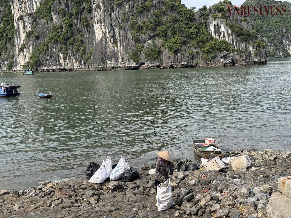 Hoạt động thu gom rác ven bờ Vịnh Hạ Long.