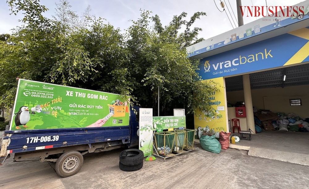 Rác được thu gom, phân loại như giấy bìa carton, chai lọ nhựa, vải vụn, vỏ bao xi măng,… sau đó mang tới “ngân hàng rác” để đổi lấy tiền.