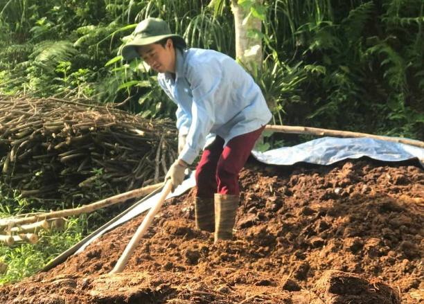 Giám đốc HTX trà an toàn Phú Đô sản xuất phân hữu cơ.