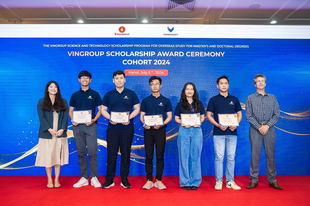 Duy Hải &lpar;đứng chính giữa&rpar; tại Lễ trao Học bổng KHCN Vingroup tháng 7/2024.