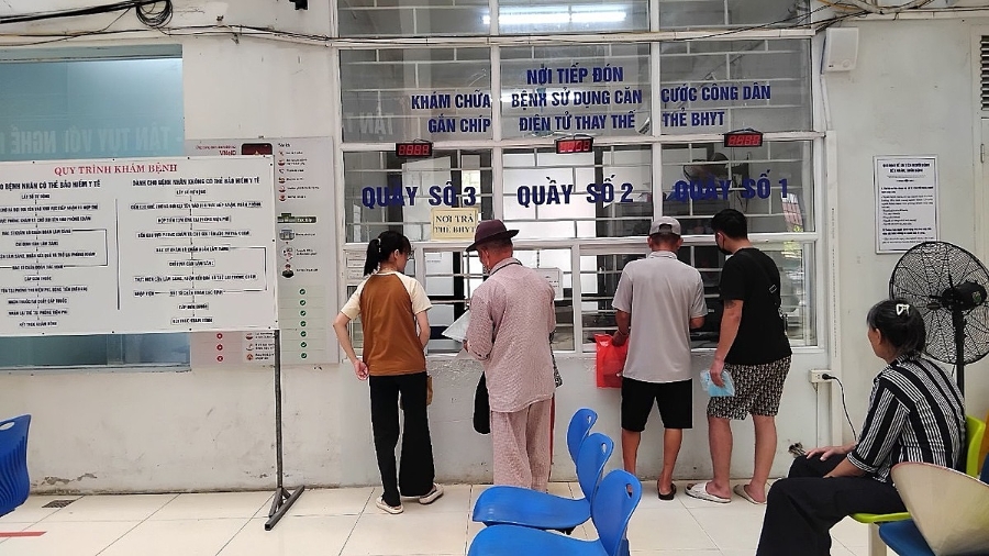 Việc đi khám chữa bệnh không phải mang thẻ BHYT giúp người dân thấy thuận tiện hơn.