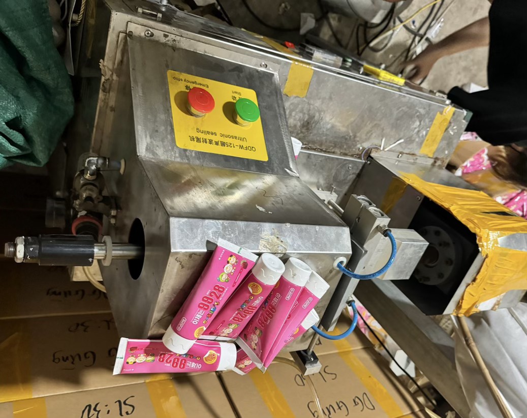 Các sản phẩm hết hạn sử dụng được đưa vào quá trình xử lý hóa chất nhằm tẩy sạch ngày tháng in trên bao bì và được tái đóng gói với date mới.