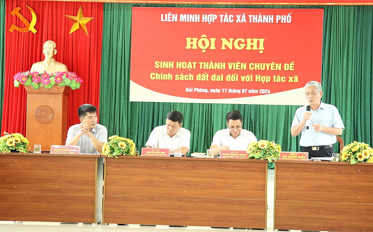 Cán bộ Sở TNMT Hải Phòng giải đáp các thắc mắc cho HTX.