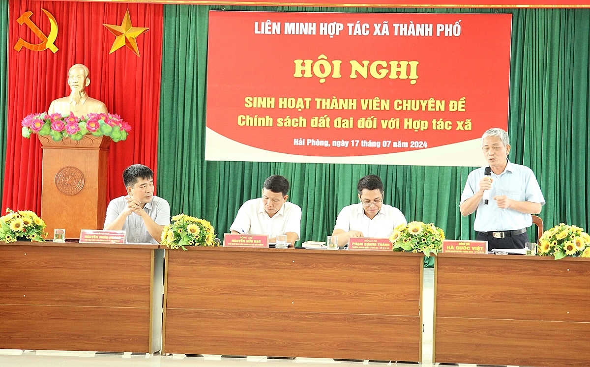 Cán bộ Sở TNMT Hải Phòng giải đáp các thắc mắc cho HTX.