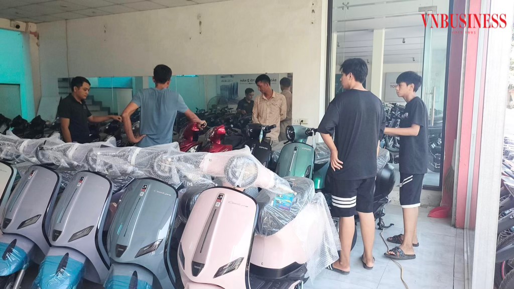 Người tiêu dùng Việt Nam, đặc biệt là giới trẻ và người dân ở các thành phố lớn, đang dần chuyển hướng sang sử dụng xe máy điện.