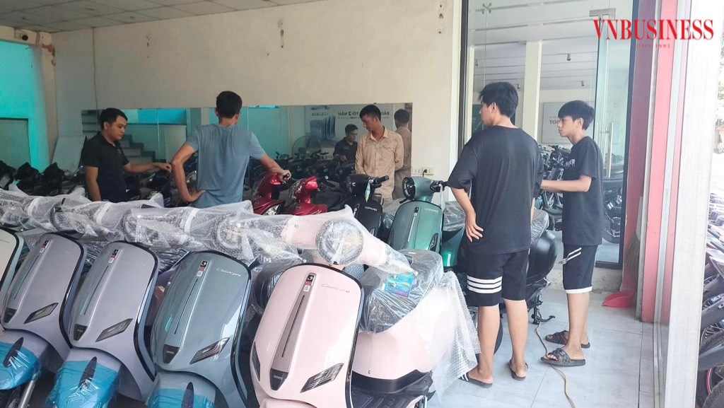 Người tiêu dùng Việt Nam, đặc biệt là giới trẻ và người dân ở các thành phố lớn, đang dần chuyển hướng sang sử dụng xe máy điện.