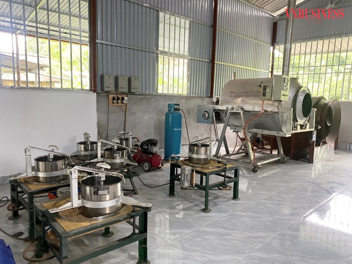 Với việc đầu tư hệ thống máy móc hiện đại gồm 4 máy sao chè, 6 máy vò, cao điểm nhất mỗi ngày HTX chế biến được hơn 2 tạ chè khô.