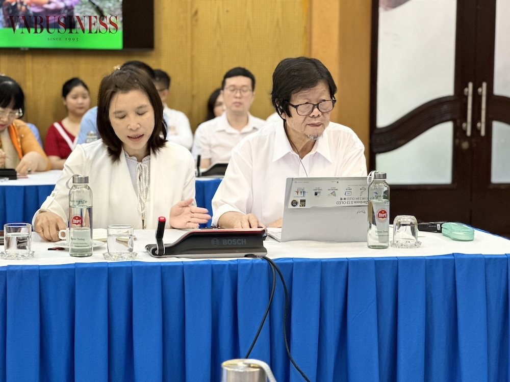 huyên gia nông nghiệp, GS.TS Thái Đông Soán &lpar;phải&rpar;, Đại học Quốc gia Trung Hưng, Đài Loan.