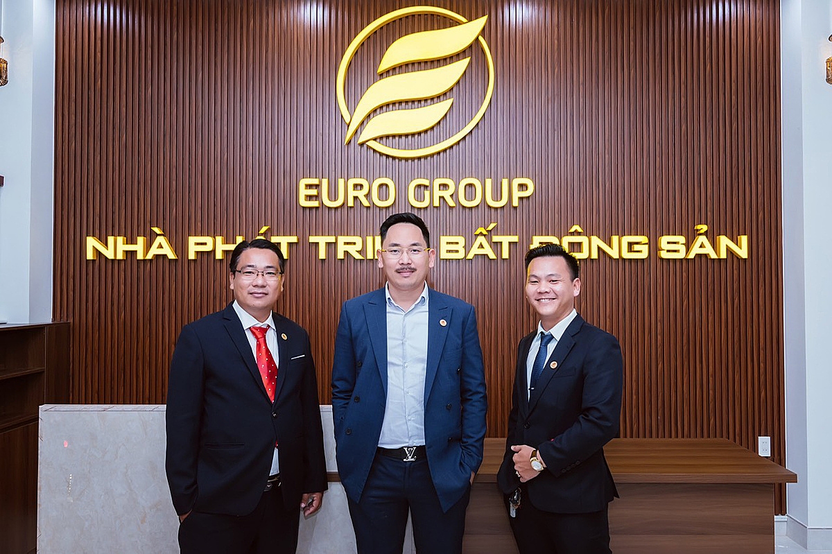 Doanh nhân Nguyễn Thượng Lưu &lpar;giữa&rpar; là người đại diện pháp luật các công ty thuộc hệ sinh thái của Euro Group.