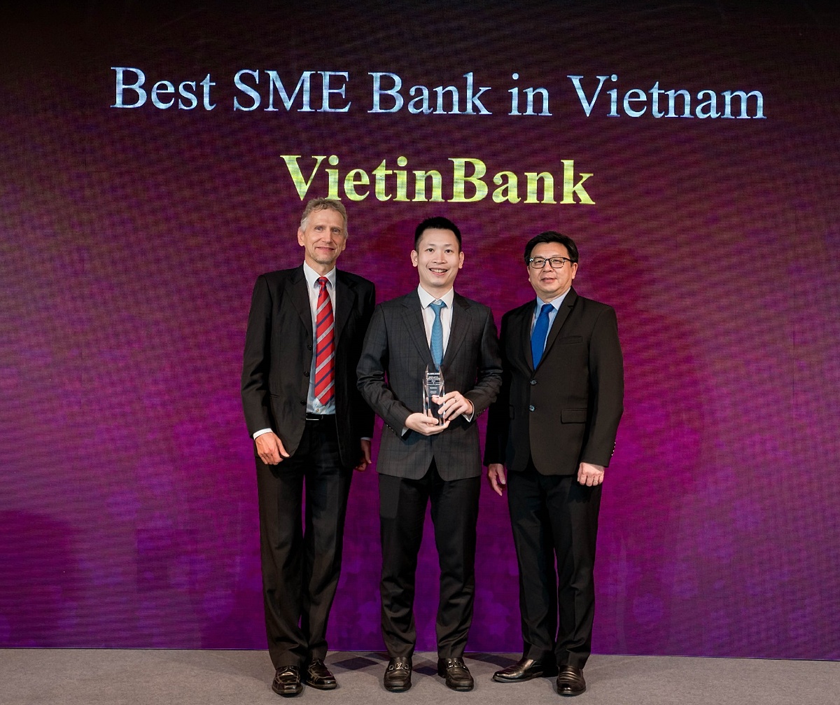 Giám đốc Ban KHDN Vừa và nhỏ Lê Thanh Phương đại diện VietinBank nhận giải thưởng.