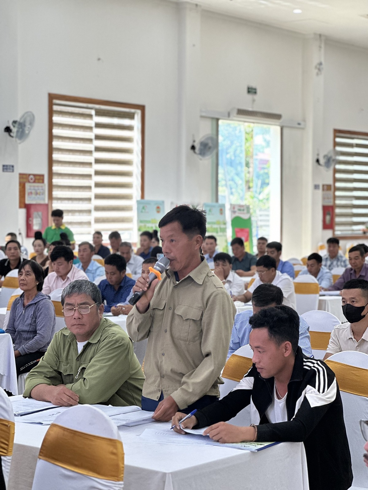 Bà con nông dân đặt câu hỏi tại chương trình.